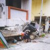 Un guía espera preventivamente en el exterior
