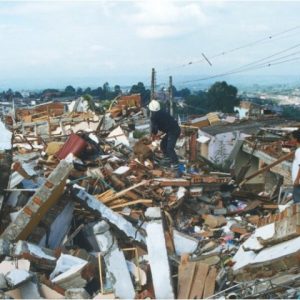 Jaime Parejo con el perro Arcón interviniendo en terremoto Colombia